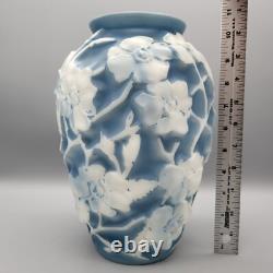 Vase Phoenix Consolidated Art Glass en verre bleu/blanc dogwood des années 1930 de 10 1/2 pouces