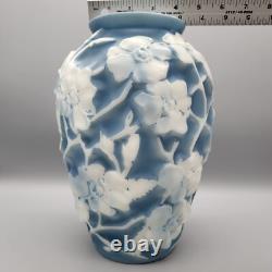 Vase Phoenix Consolidated Art Glass en verre bleu/blanc dogwood des années 1930 de 10 1/2 pouces