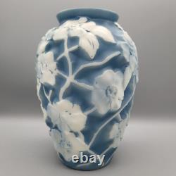 Vase Phoenix Consolidated Art Glass en verre bleu/blanc dogwood des années 1930 de 10 1/2 pouces
