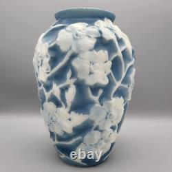 Vase Phoenix Consolidated Art Glass en verre bleu/blanc dogwood des années 1930 de 10 1/2 pouces