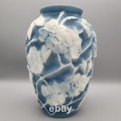 Vase Phoenix Consolidated Art Glass en verre bleu/blanc dogwood des années 1930 de 10 1/2 pouces