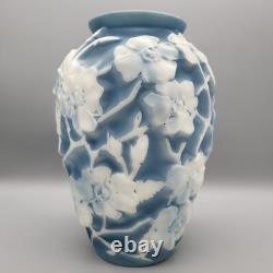 Vase Phoenix Consolidated Art Glass en verre bleu/blanc dogwood des années 1930 de 10 1/2 pouces