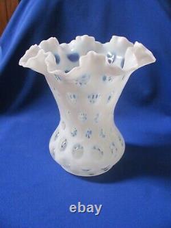 Vase Vintage en verre d'art Fenton blanc opalescent à pois en relief 8 pouces de haut