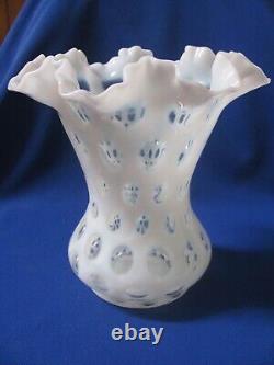 Vase Vintage en verre d'art Fenton blanc opalescent à pois en relief 8 pouces de haut