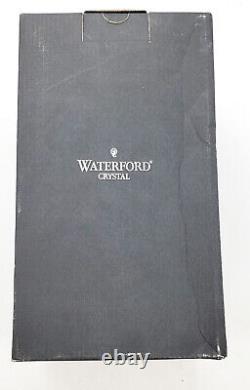 Vase Waterford à pied, motif Balmoral, pré-possédé, 8,5 pouces de hauteur, avec boîte d'origine.