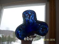 Vase à bord mouchoir en verre clair superposé de confettis bleu cobalt