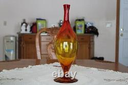 Vase à bourgeon piedé, grand et élancé, en verre d'art soufflé Amberina du milieu du siècle dernier