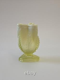 Vase à déversement en verre de vaseline pressé antique sur pied à thème de feuille, vers 1885