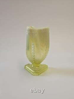 Vase à déversement en verre de vaseline pressé antique sur pied à thème de feuille, vers 1885