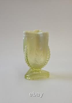 Vase à déversement en verre de vaseline pressé antique sur pied à thème de feuille, vers 1885
