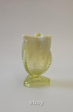 Vase à déversement en verre de vaseline pressé antique sur pied à thème de feuille, vers 1885