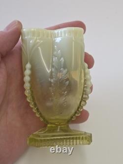 Vase à déversement en verre de vaseline pressé antique sur pied à thème de feuille, vers 1885