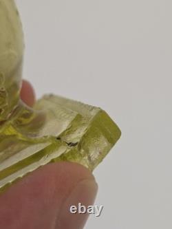 Vase à déversement en verre de vaseline pressé antique sur pied à thème de feuille, vers 1885