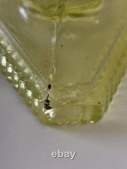 Vase à déversement en verre de vaseline pressé antique sur pied à thème de feuille, vers 1885