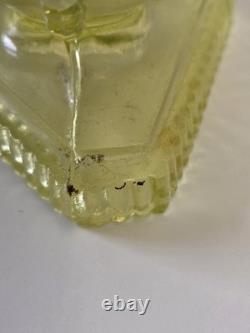 Vase à déversement en verre de vaseline pressé antique sur pied à thème de feuille, vers 1885