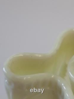 Vase à déversement en verre de vaseline pressé antique sur pied à thème de feuille, vers 1885