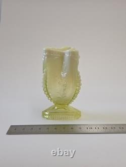 Vase à déversement en verre de vaseline pressé antique sur pied à thème de feuille, vers 1885