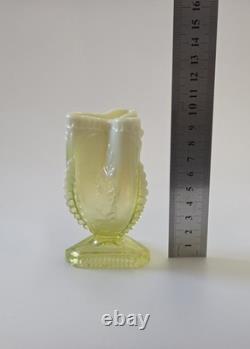 Vase à déversement en verre de vaseline pressé antique sur pied à thème de feuille, vers 1885