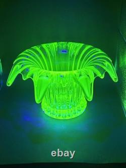 Vase à posy Iris en verre vert uranium Sowerby Art Déco vintage très grand