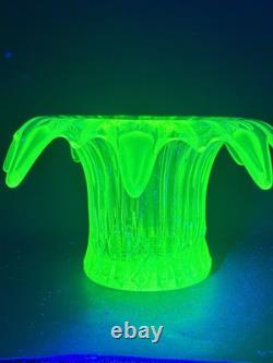 Vase à posy Iris en verre vert uranium Sowerby Art Déco vintage très grand