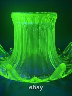 Vase à posy Iris en verre vert uranium Sowerby Art Déco vintage très grand