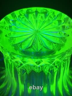 Vase à posy Iris en verre vert uranium Sowerby Art Déco vintage très grand