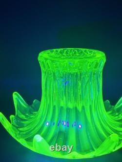 Vase à posy Iris en verre vert uranium Sowerby Art Déco vintage très grand