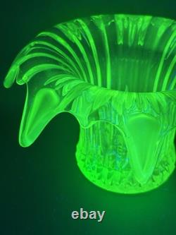 Vase à posy Iris en verre vert uranium Sowerby Art Déco vintage très grand