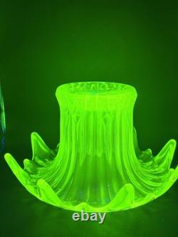 Vase à posy Iris en verre vert uranium Sowerby Art Déco vintage très grand