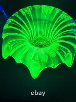 Vase à posy Iris en verre vert uranium Sowerby Art Déco vintage très grand