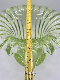 Vase à posy Iris en verre vert uranium Sowerby Art Déco vintage très grand