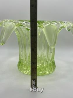 Vase à posy Iris en verre vert uranium Sowerby Art Déco vintage très grand