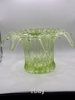 Vase à posy Iris en verre vert uranium Sowerby Art Déco vintage très grand