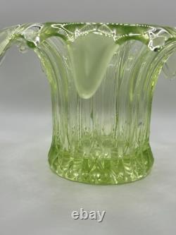Vase à posy Iris en verre vert uranium Sowerby Art Déco vintage très grand