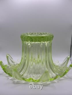 Vase à posy Iris en verre vert uranium Sowerby Art Déco vintage très grand