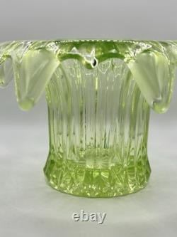 Vase à posy Iris en verre vert uranium Sowerby Art Déco vintage très grand