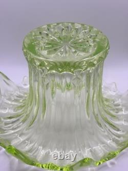 Vase à posy Iris en verre vert uranium Sowerby Art Déco vintage très grand