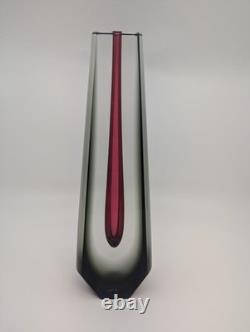Vase à tige unique en verre d'art Sommerso rouge rubis, conique, 10-5/16 H