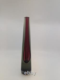 Vase à tige unique en verre d'art Sommerso rouge rubis, conique, 10-5/16 H
