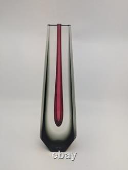 Vase à tige unique en verre d'art Sommerso rouge rubis, conique, 10-5/16 H
