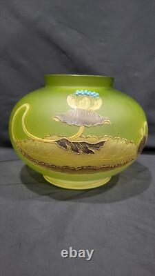 Vase antique en verre vert dépoli émaillé Art Nouveau