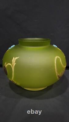 Vase antique en verre vert dépoli émaillé Art Nouveau