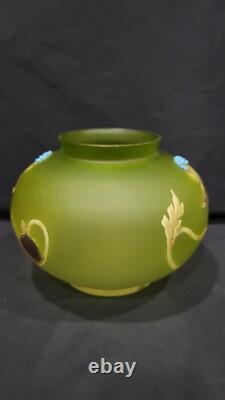 Vase antique en verre vert dépoli émaillé Art Nouveau