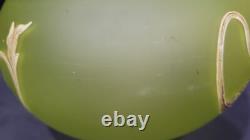 Vase antique en verre vert dépoli émaillé Art Nouveau