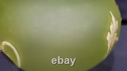 Vase antique en verre vert dépoli émaillé Art Nouveau