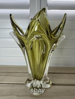 Vase bohémien tchèque en verre vert olivine et transparent, absolument magnifique. Très bon état.