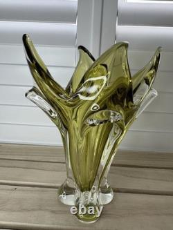 Vase bohémien tchèque en verre vert olivine et transparent, absolument magnifique. Très bon état.