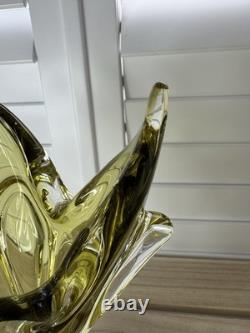 Vase bohémien tchèque en verre vert olivine et transparent, absolument magnifique. Très bon état.