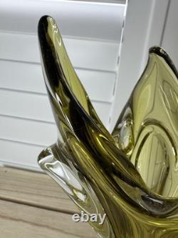 Vase bohémien tchèque en verre vert olivine et transparent, absolument magnifique. Très bon état.
