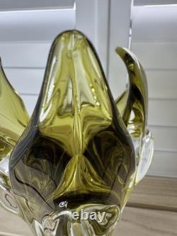 Vase bohémien tchèque en verre vert olivine et transparent, absolument magnifique. Très bon état.